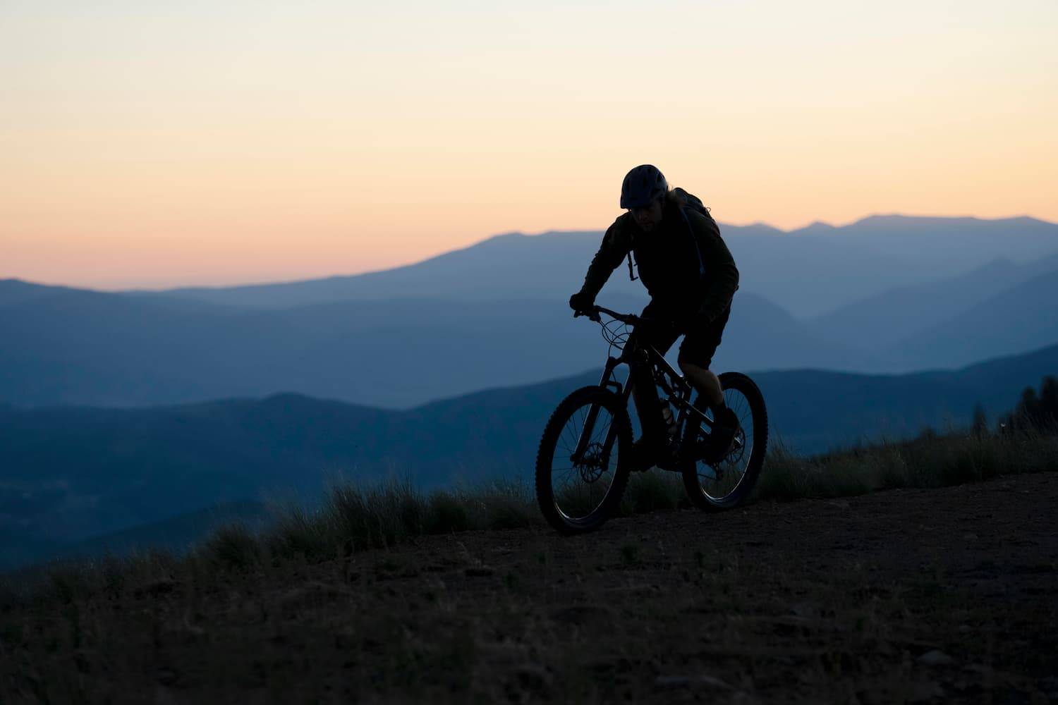 Young adult using electric bike country side%20(1)%20(1) - Attribut alt par défaut.