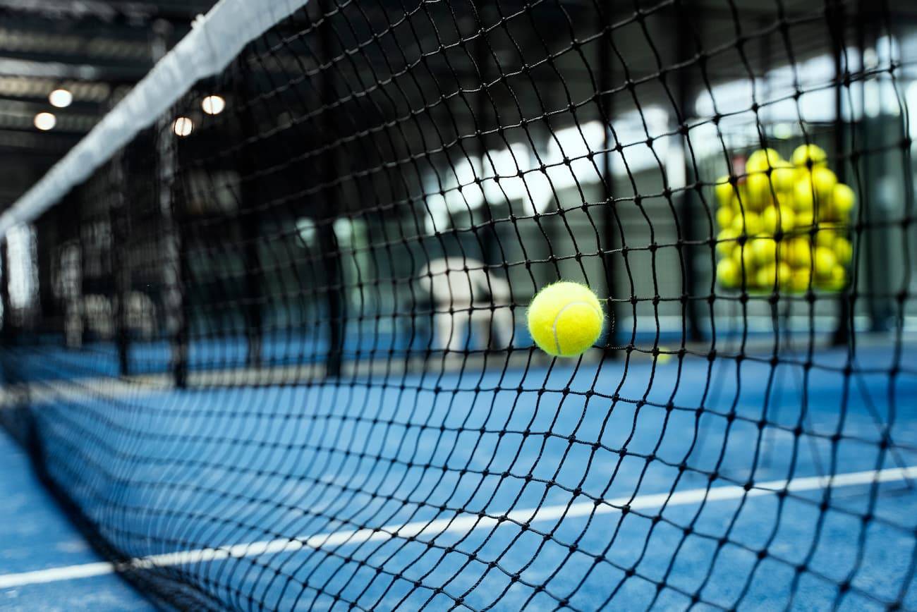 Paddle tennis ball hitting net%20(1)%20(1) - Attribut alt par défaut.
